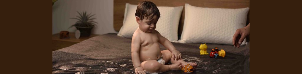 بهترین محافظ تشک ضد آب برای نوزاد؛ مقایسه انواع پارچه و قیمت‌ها