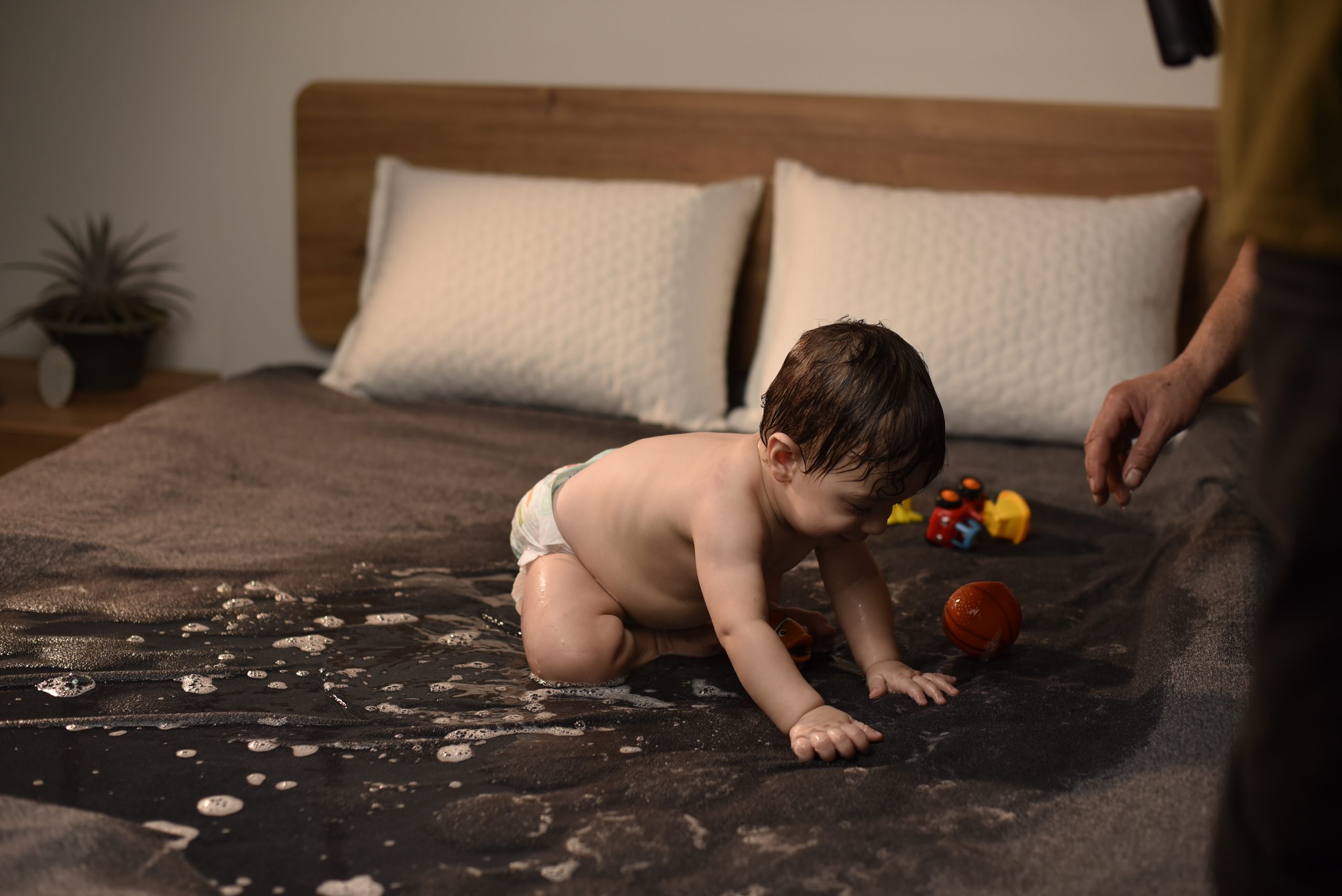 🛏️ چرا باید از محافظ تشک ضد آب استفاده کنیم؟ (راهنمای کامل خرید محافظ تشک)