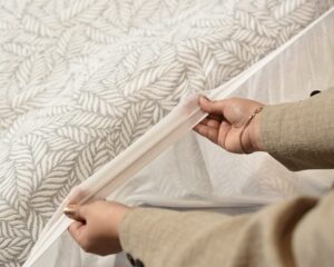 مقایسه انواع محافظ تشک ضد آب؛ کدام جنس بهتر عمل می‌کند؟